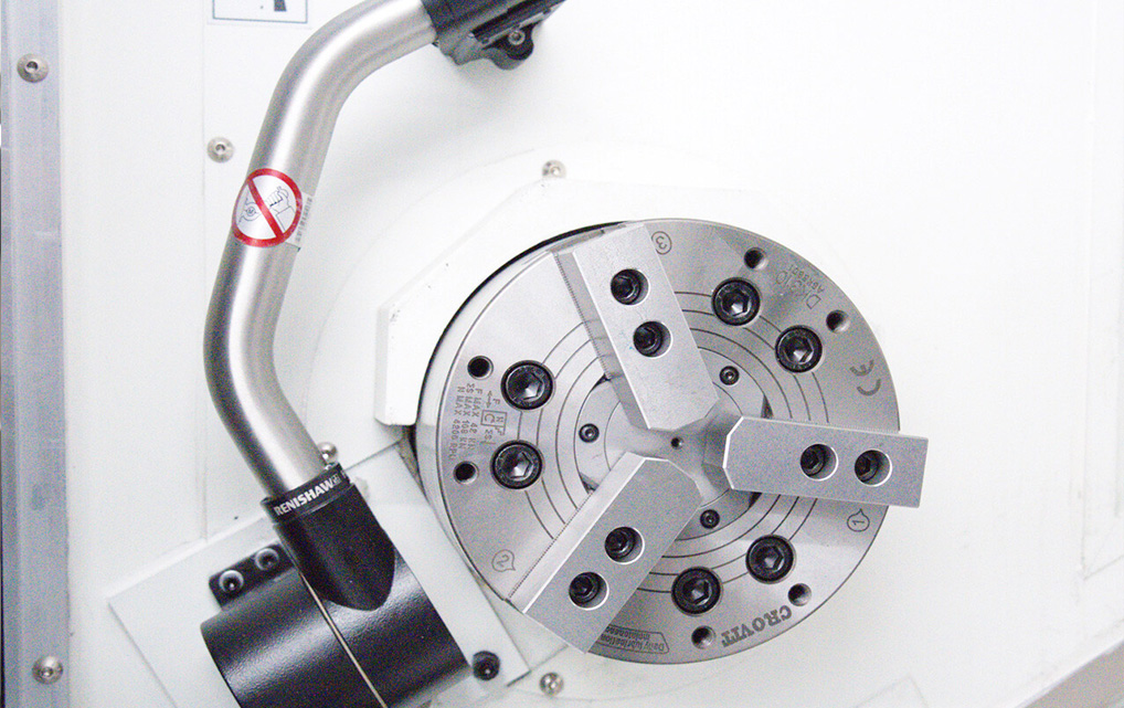 Three-jaw hydraulic chuck and tool setting probe