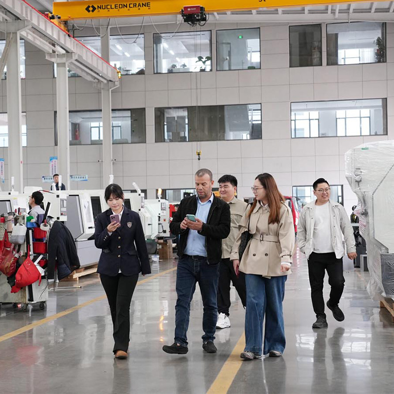 On April 16, 2026, Algerian clients visited for inspection and signed contracts to purchase machining centers and flatbed machines.